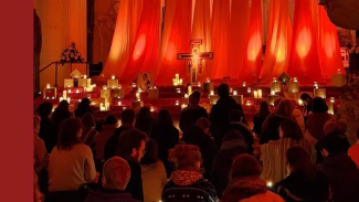 Lieder, kurze Gebete, Bibelworte und Stille im bis auf den letzten Platz besetzen Kiliansdom